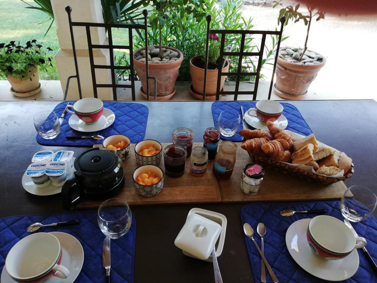 La Goutadou Bed and Breakfast Cabannes Eksteriør billede