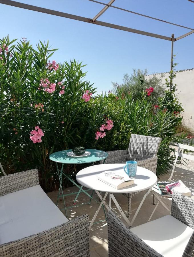 La Goutadou Bed and Breakfast Cabannes Eksteriør billede